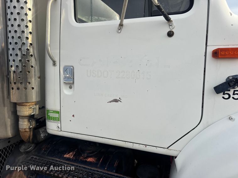 image for item DW6647 1992 International 8200 fuel / lube truck