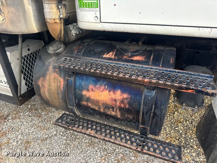 image for item DW6647 1992 International 8200 fuel / lube truck