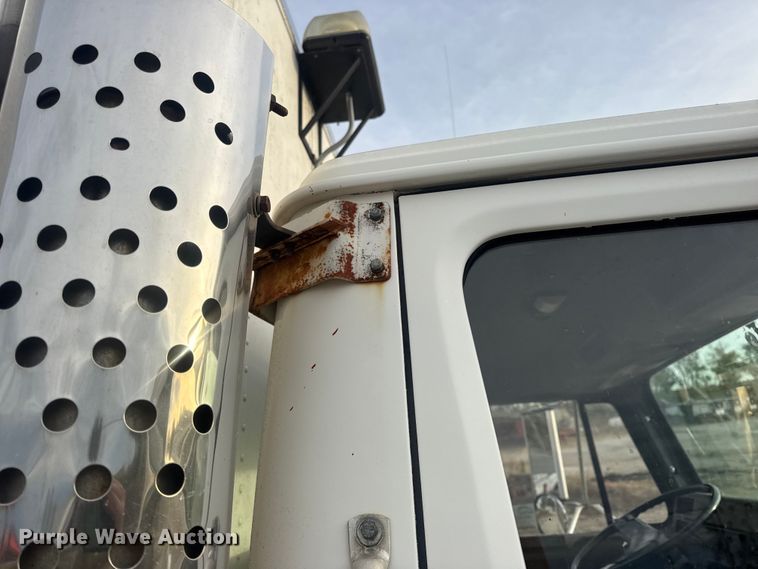 image for item DW6647 1992 International 8200 fuel / lube truck