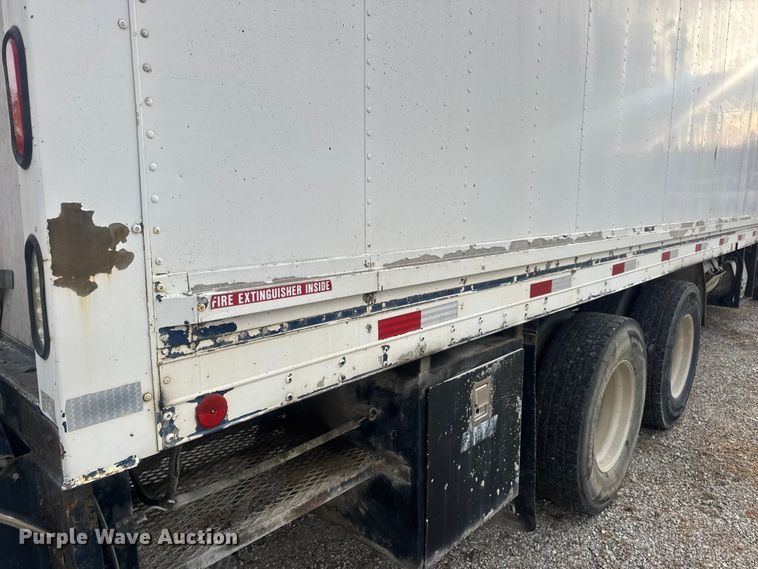 image for item DW6647 1992 International 8200 fuel / lube truck