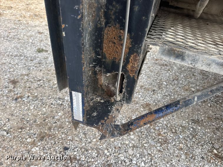 image for item DW6647 1992 International 8200 fuel / lube truck