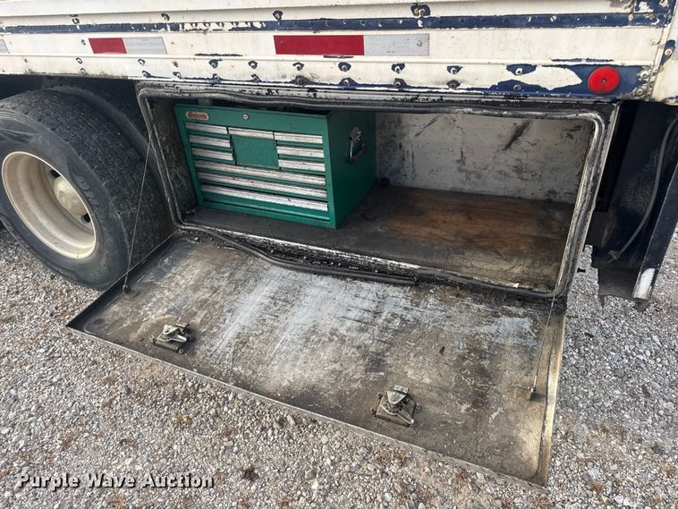 image for item DW6647 1992 International 8200 fuel / lube truck