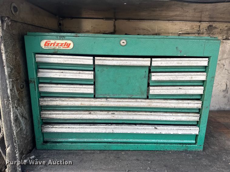 image for item DW6647 1992 International 8200 fuel / lube truck