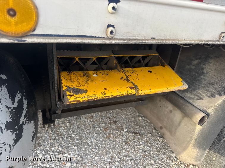 image for item DW6647 1992 International 8200 fuel / lube truck