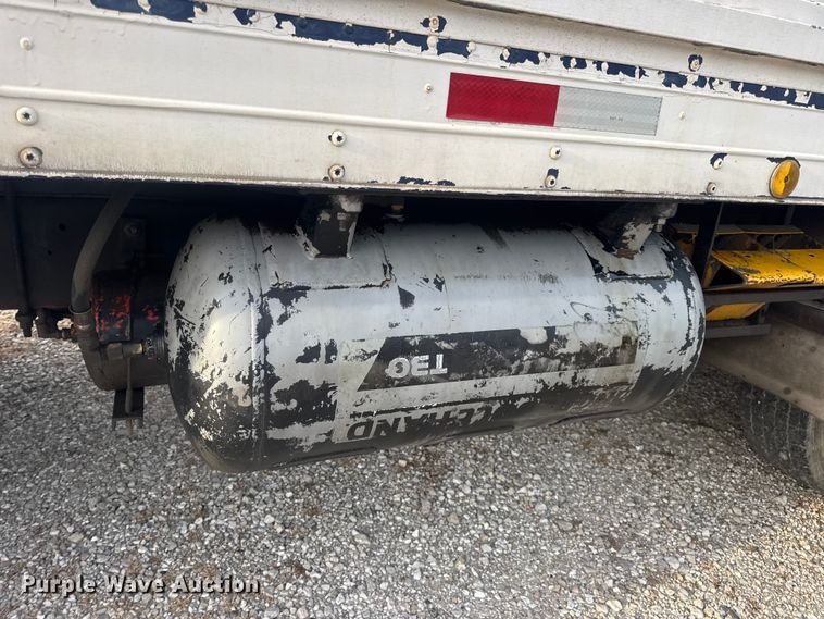 image for item DW6647 1992 International 8200 fuel / lube truck