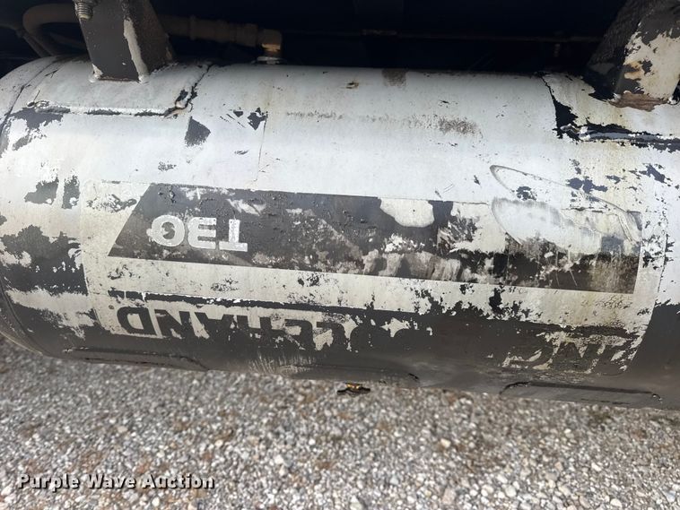 image for item DW6647 1992 International 8200 fuel / lube truck