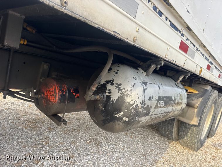 image for item DW6647 1992 International 8200 fuel / lube truck