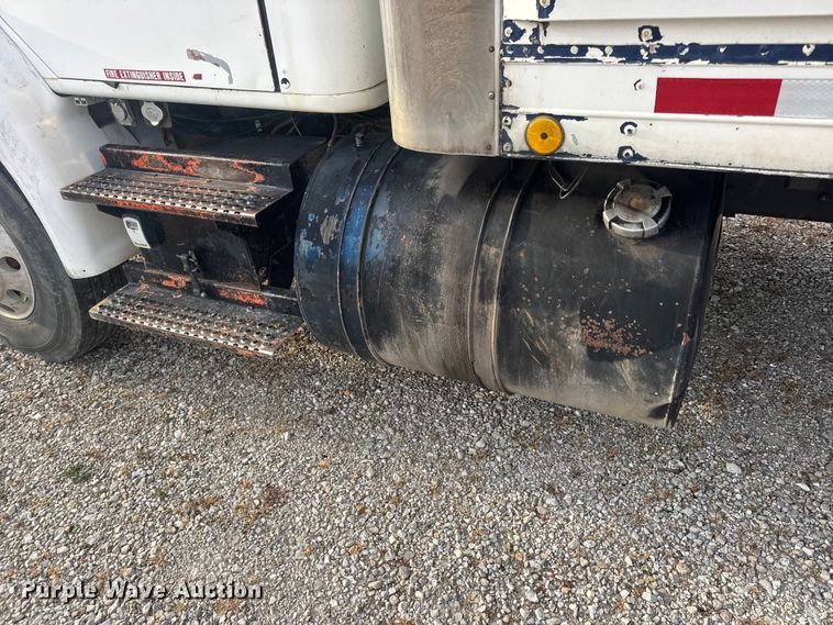 image for item DW6647 1992 International 8200 fuel / lube truck