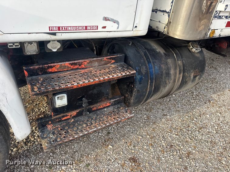 image for item DW6647 1992 International 8200 fuel / lube truck