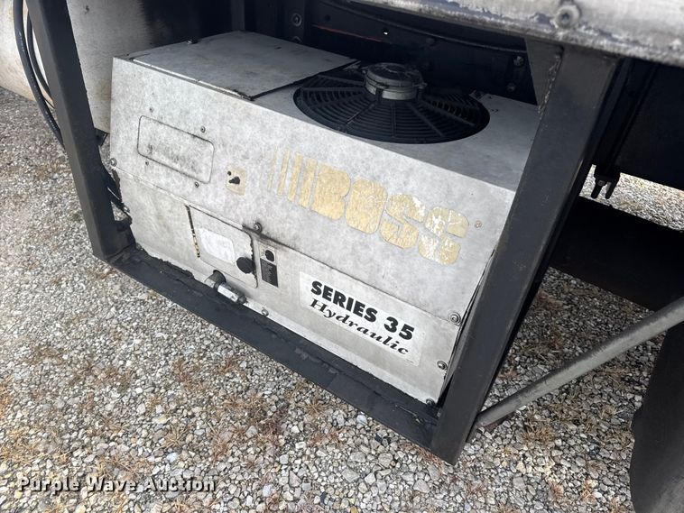 image for item DW6647 1992 International 8200 fuel / lube truck