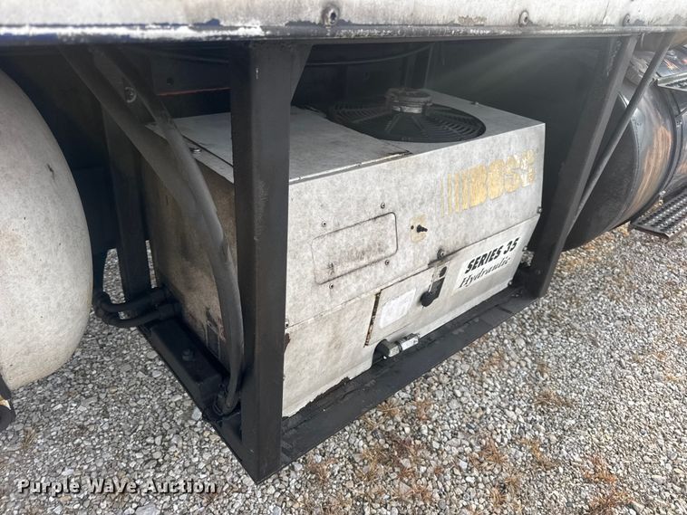 image for item DW6647 1992 International 8200 fuel / lube truck