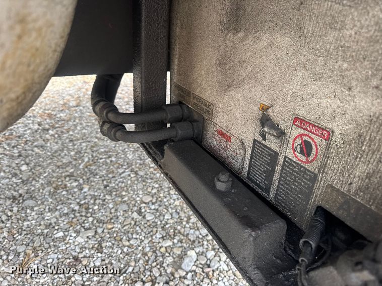 image for item DW6647 1992 International 8200 fuel / lube truck