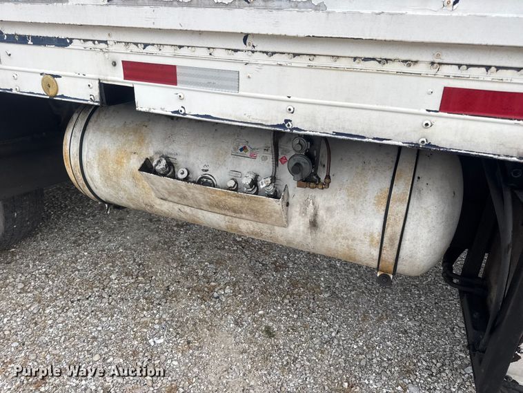 image for item DW6647 1992 International 8200 fuel / lube truck