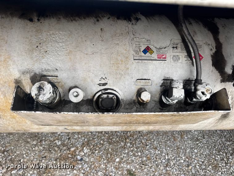 image for item DW6647 1992 International 8200 fuel / lube truck