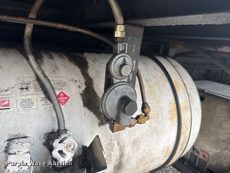 image for item DW6647 1992 International 8200 fuel / lube truck