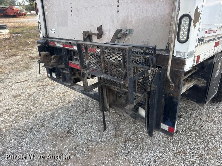 image for item DW6647 1992 International 8200 fuel / lube truck