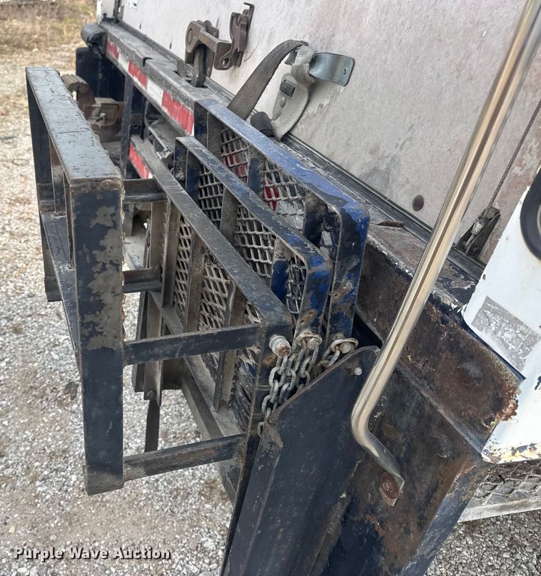 image for item DW6647 1992 International 8200 fuel / lube truck