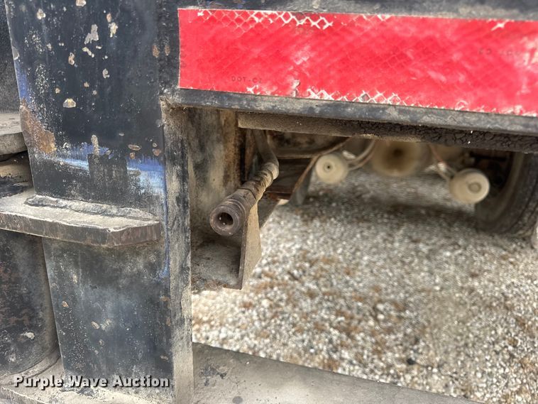 image for item DW6647 1992 International 8200 fuel / lube truck