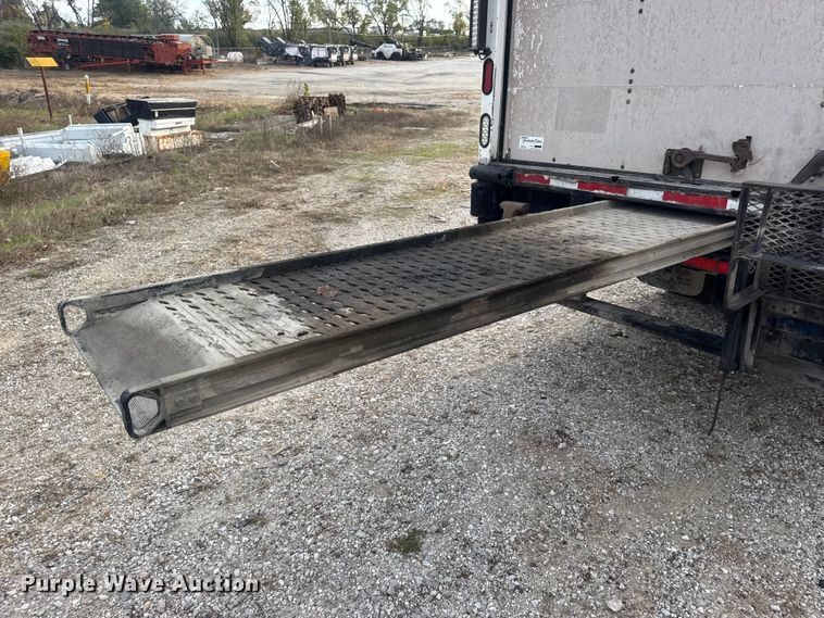 image for item DW6647 1992 International 8200 fuel / lube truck