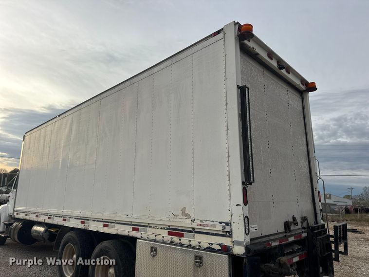 image for item DW6647 1992 International 8200 fuel / lube truck