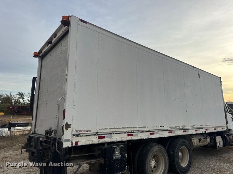 image for item DW6647 1992 International 8200 fuel / lube truck