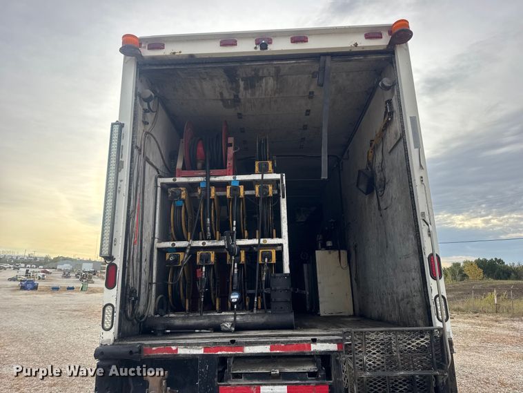 image for item DW6647 1992 International 8200 fuel / lube truck