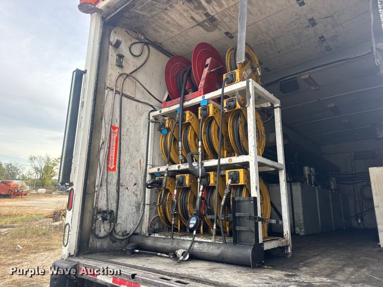 image for item DW6647 1992 International 8200 fuel / lube truck