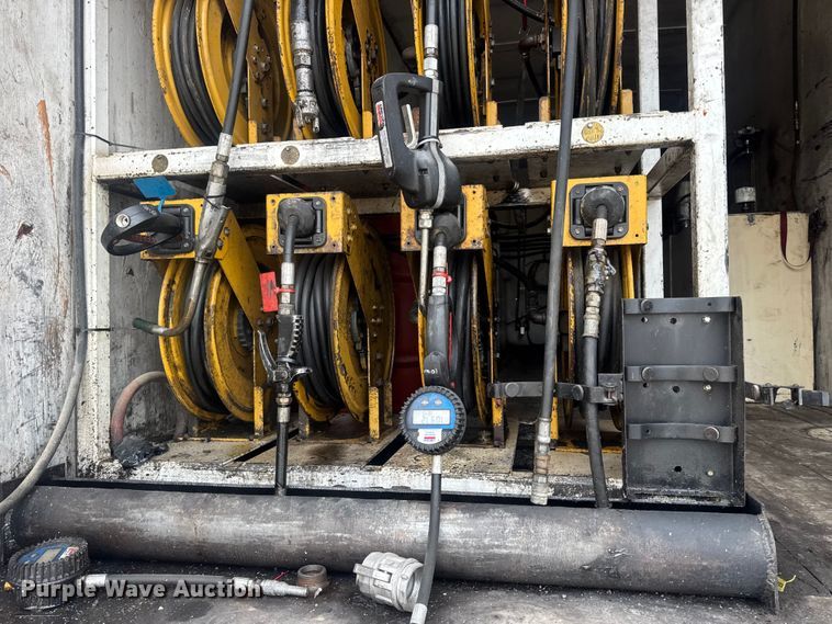 image for item DW6647 1992 International 8200 fuel / lube truck