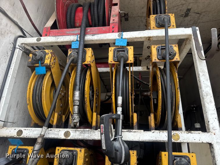 image for item DW6647 1992 International 8200 fuel / lube truck