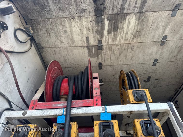 image for item DW6647 1992 International 8200 fuel / lube truck