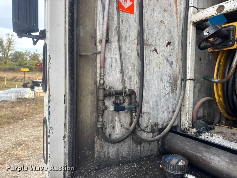 image for item DW6647 1992 International 8200 fuel / lube truck