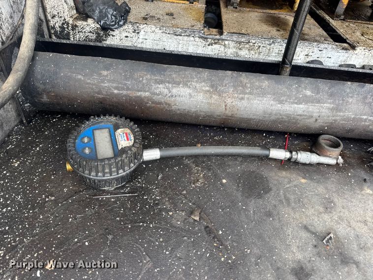 image for item DW6647 1992 International 8200 fuel / lube truck