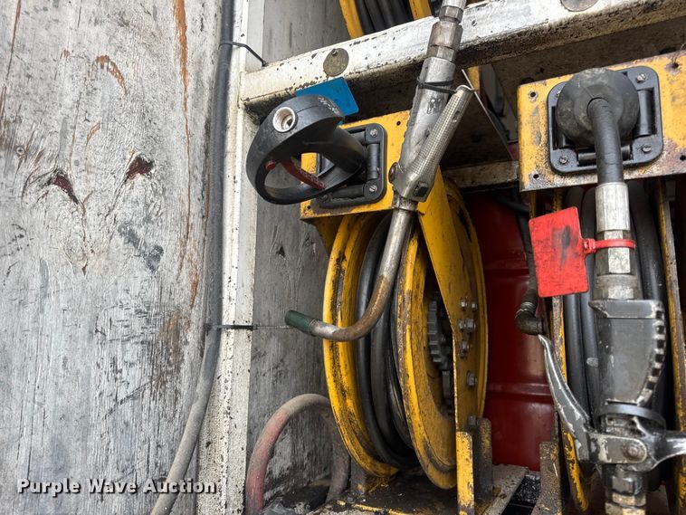 image for item DW6647 1992 International 8200 fuel / lube truck