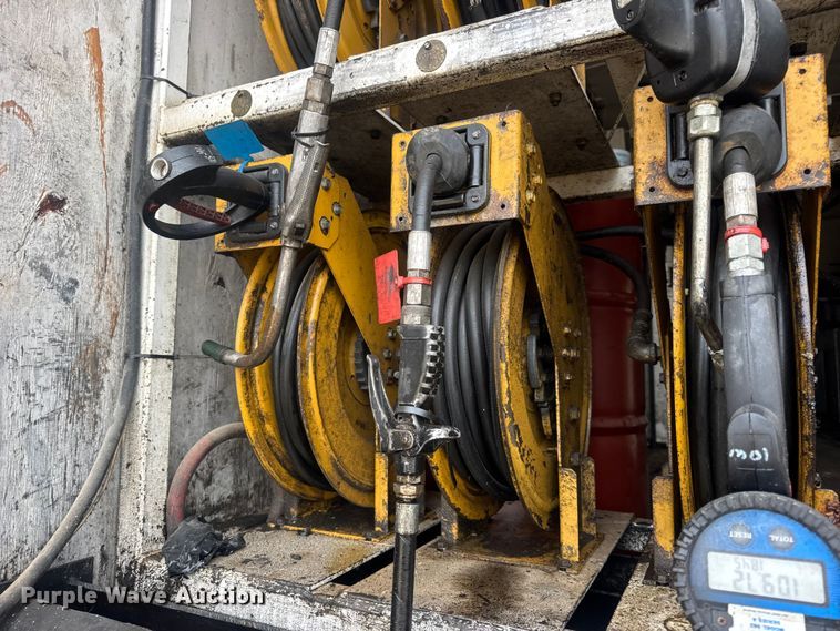 image for item DW6647 1992 International 8200 fuel / lube truck