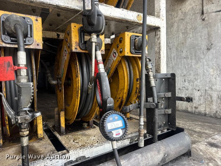 image for item DW6647 1992 International 8200 fuel / lube truck