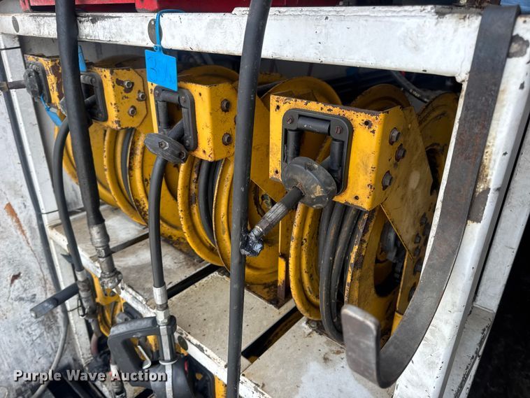 image for item DW6647 1992 International 8200 fuel / lube truck