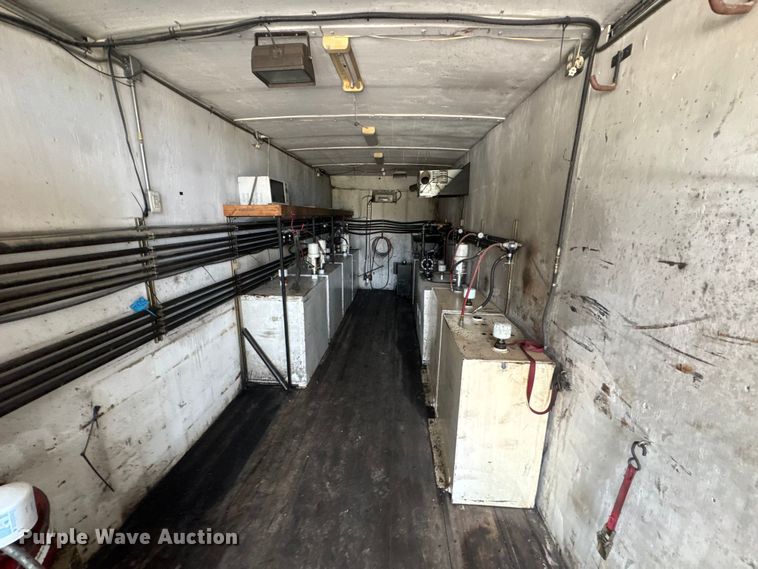 image for item DW6647 1992 International 8200 fuel / lube truck