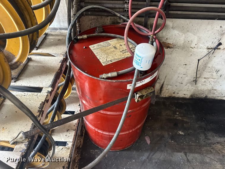 image for item DW6647 1992 International 8200 fuel / lube truck