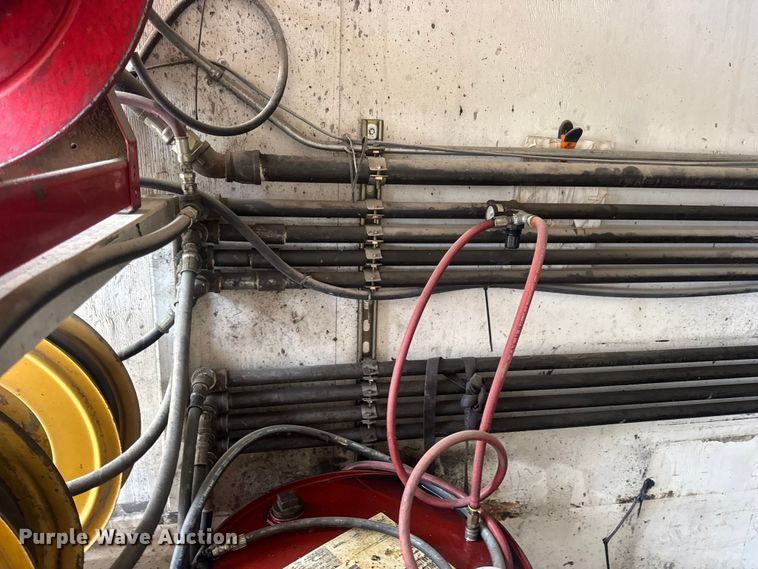 image for item DW6647 1992 International 8200 fuel / lube truck