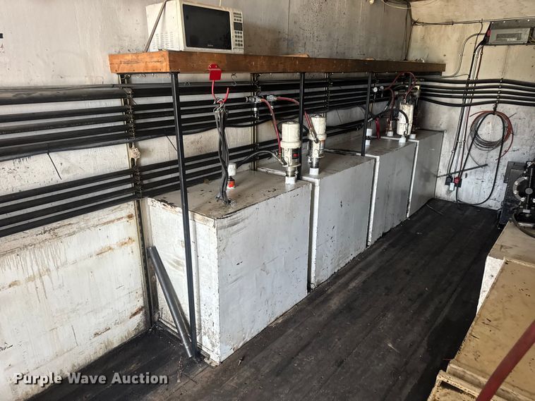 image for item DW6647 1992 International 8200 fuel / lube truck