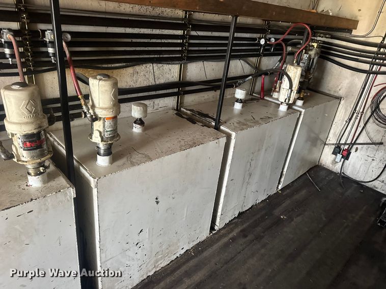 image for item DW6647 1992 International 8200 fuel / lube truck