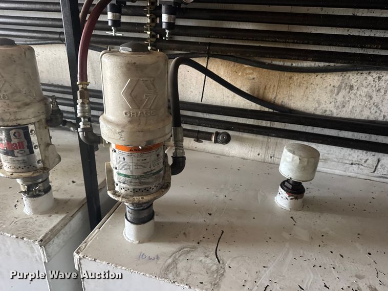 image for item DW6647 1992 International 8200 fuel / lube truck