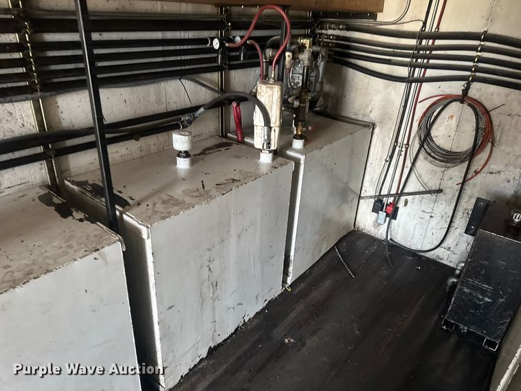 image for item DW6647 1992 International 8200 fuel / lube truck