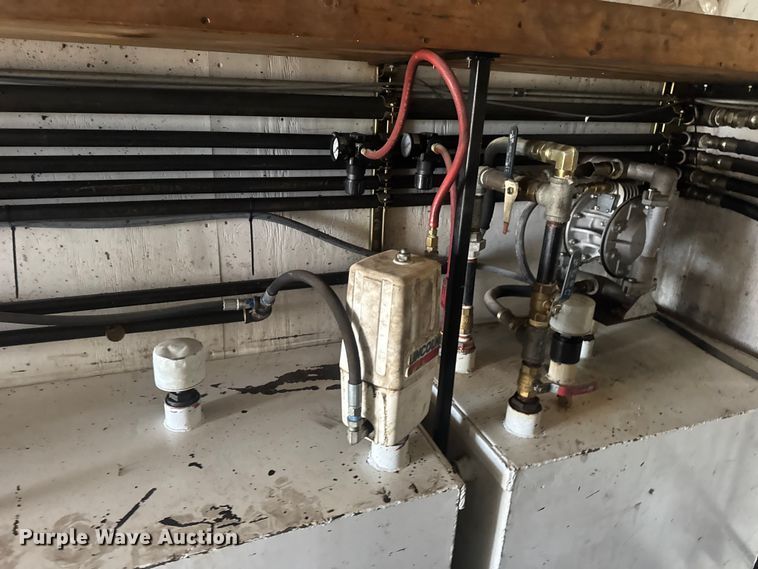 image for item DW6647 1992 International 8200 fuel / lube truck