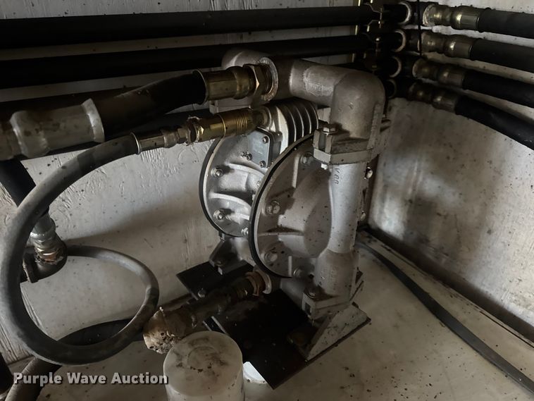 image for item DW6647 1992 International 8200 fuel / lube truck