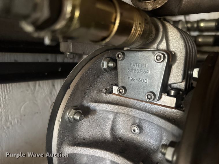 image for item DW6647 1992 International 8200 fuel / lube truck