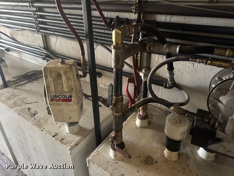 image for item DW6647 1992 International 8200 fuel / lube truck