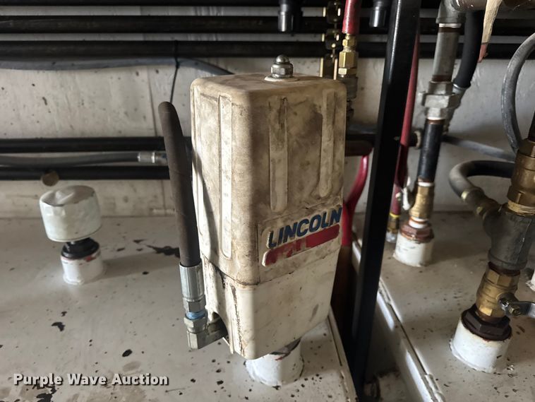 image for item DW6647 1992 International 8200 fuel / lube truck