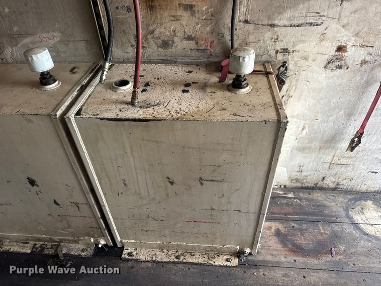 image for item DW6647 1992 International 8200 fuel / lube truck