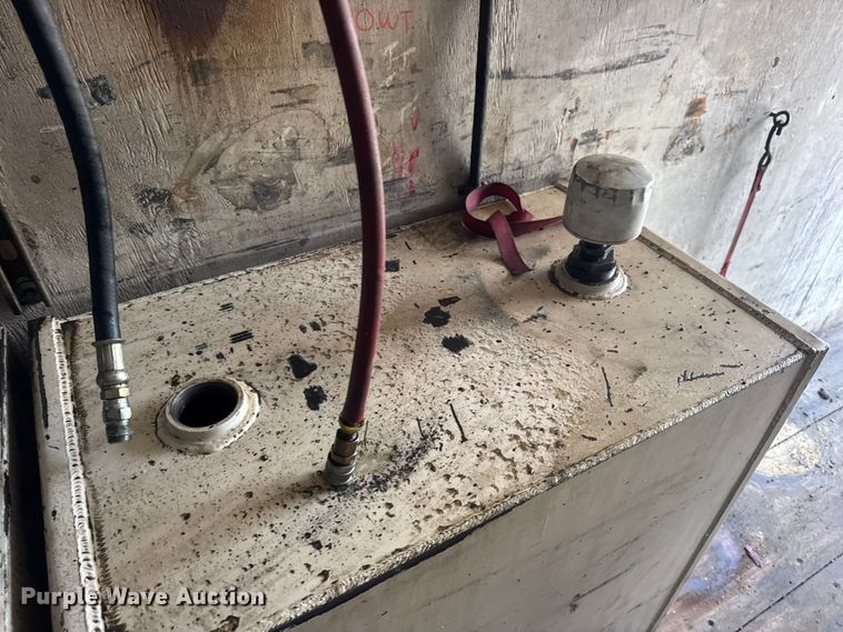 image for item DW6647 1992 International 8200 fuel / lube truck